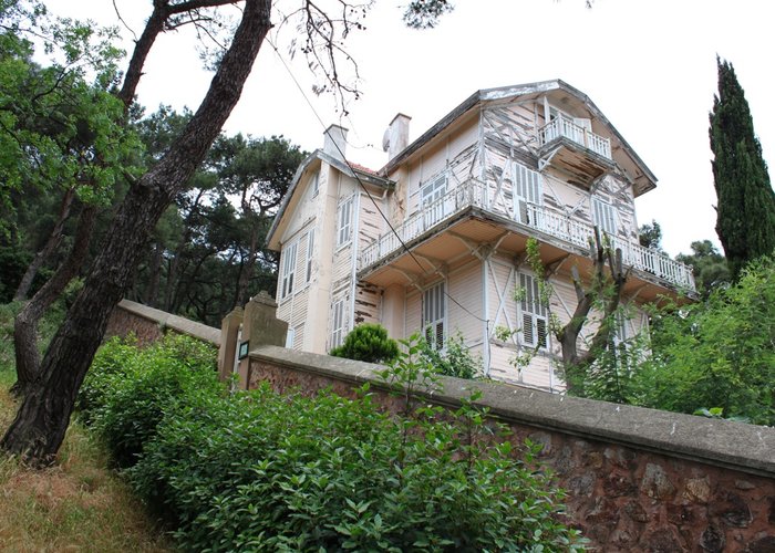 Huseyin Rahmi Gurpinar Museum