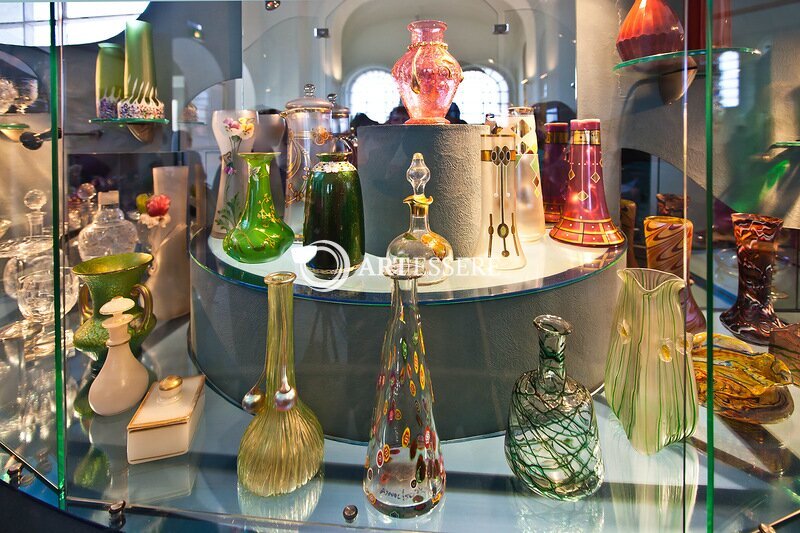 The Museum of  Crystal and miniature lacquer painting